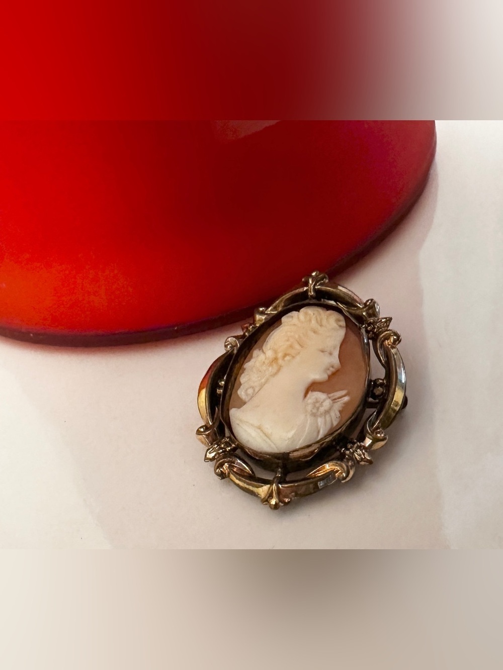 Vintage Style Oval Cameo Brooch Pendant in Cream and Gold filled*Marked*